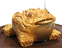 "Трехлапая жаба с монетой во рту" - фигурка, меняющая цвет