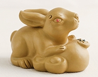 Статуэтка "Лунный кролик с золотыми слитками"