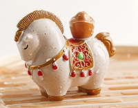 Статуэтка "Конь с золотым слитком"- фигурка, меняющая цвет