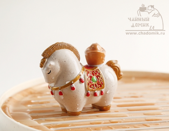 Статуэтка "Конь с золотым слитком"- фигурка, меняющая цвет